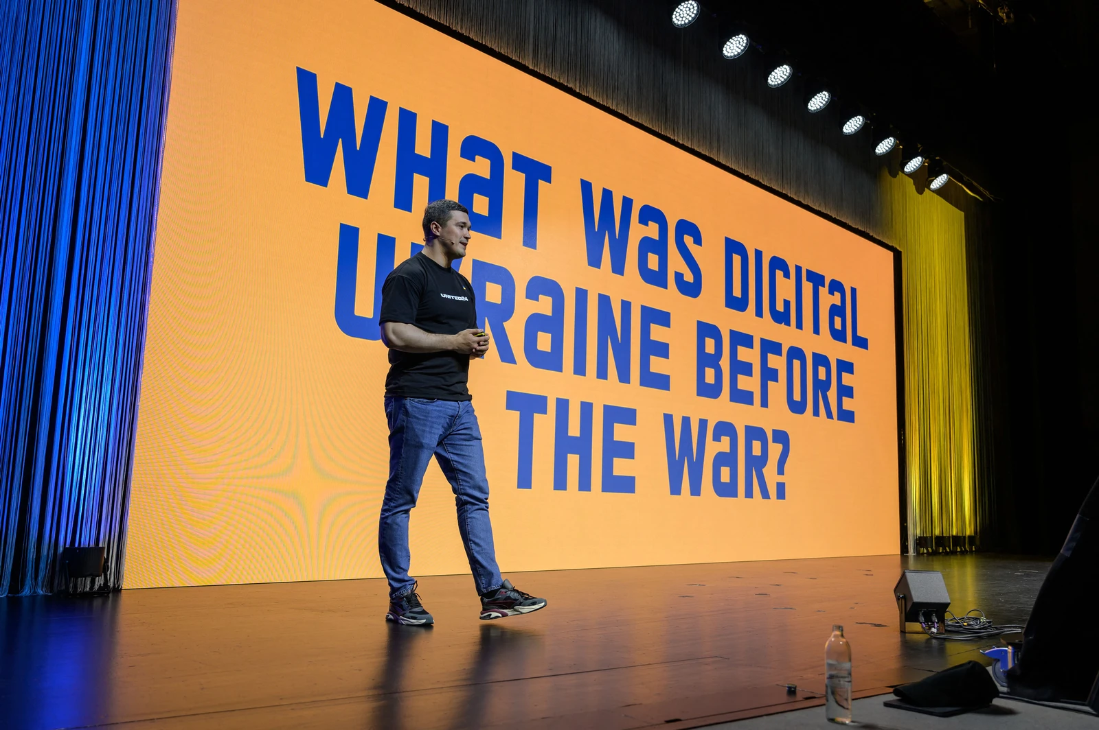 El ministro ucraniano de transformación digital, Mykhailo Fedorov, hablando en una conferencia internacional. (imagen: fabrice coffrini/afp vía getty images)