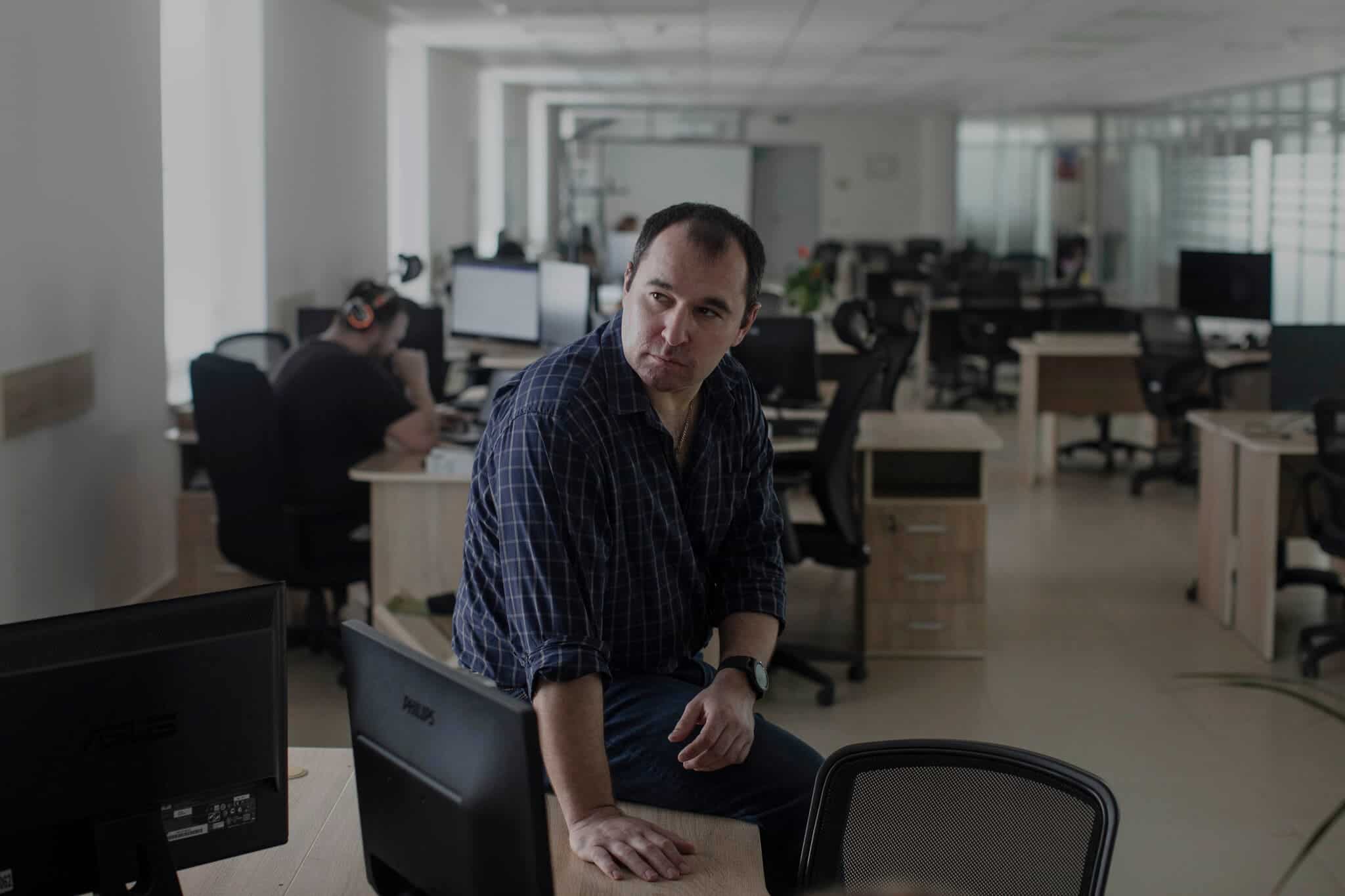 Oleg Chernyak en la oficina de CHI Software en Lviv, adonde él y otros empleados acudieron tras huir de Jarkiv, la ciudad sede de la empresa. Emile Ducke para The New York Times