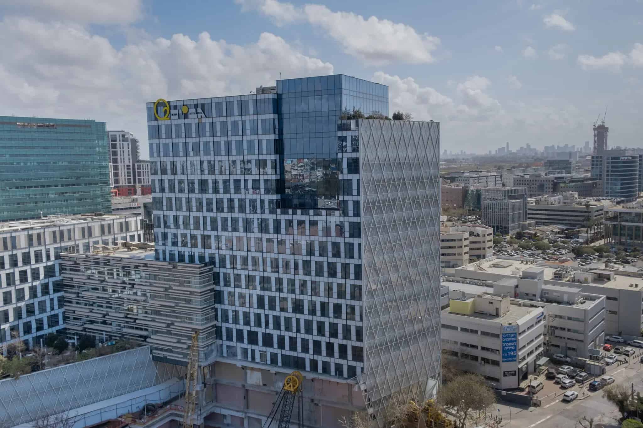 El NSO Group, fabricante del programa espía Pegasus, tiene su sede en los últimos cuatro pisos de este edificio en Israel.