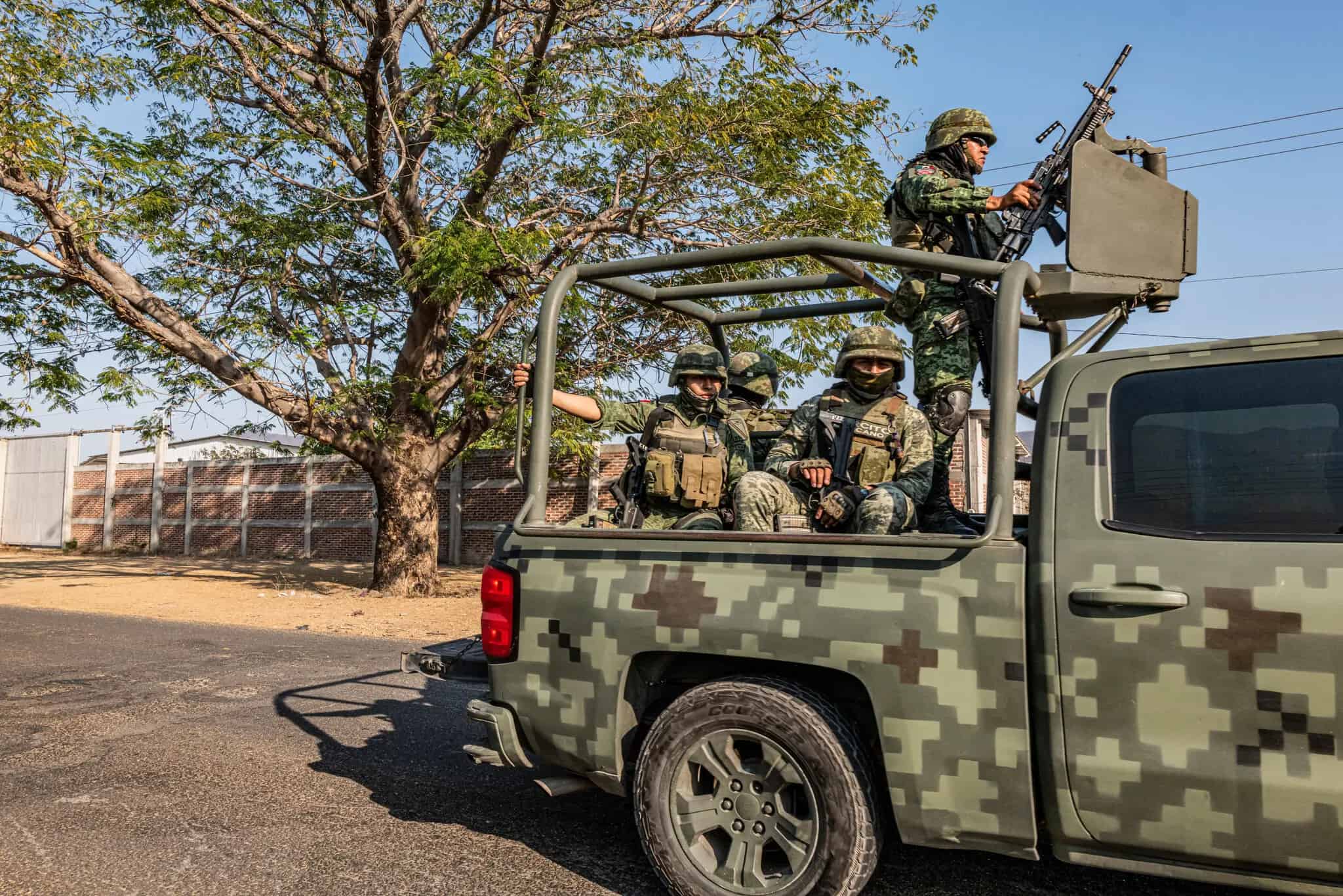 Una unidad militar de patrullaje en Michoacán, México. El ejército mexicano ha usado un programa espía para rastrear a líderes de los cárteles de la droga, pero también lo ha utilizado para espiar a defensores de derechos humanos, según una investigación del Times.Credit...Daniel Berehulak para The New York Times