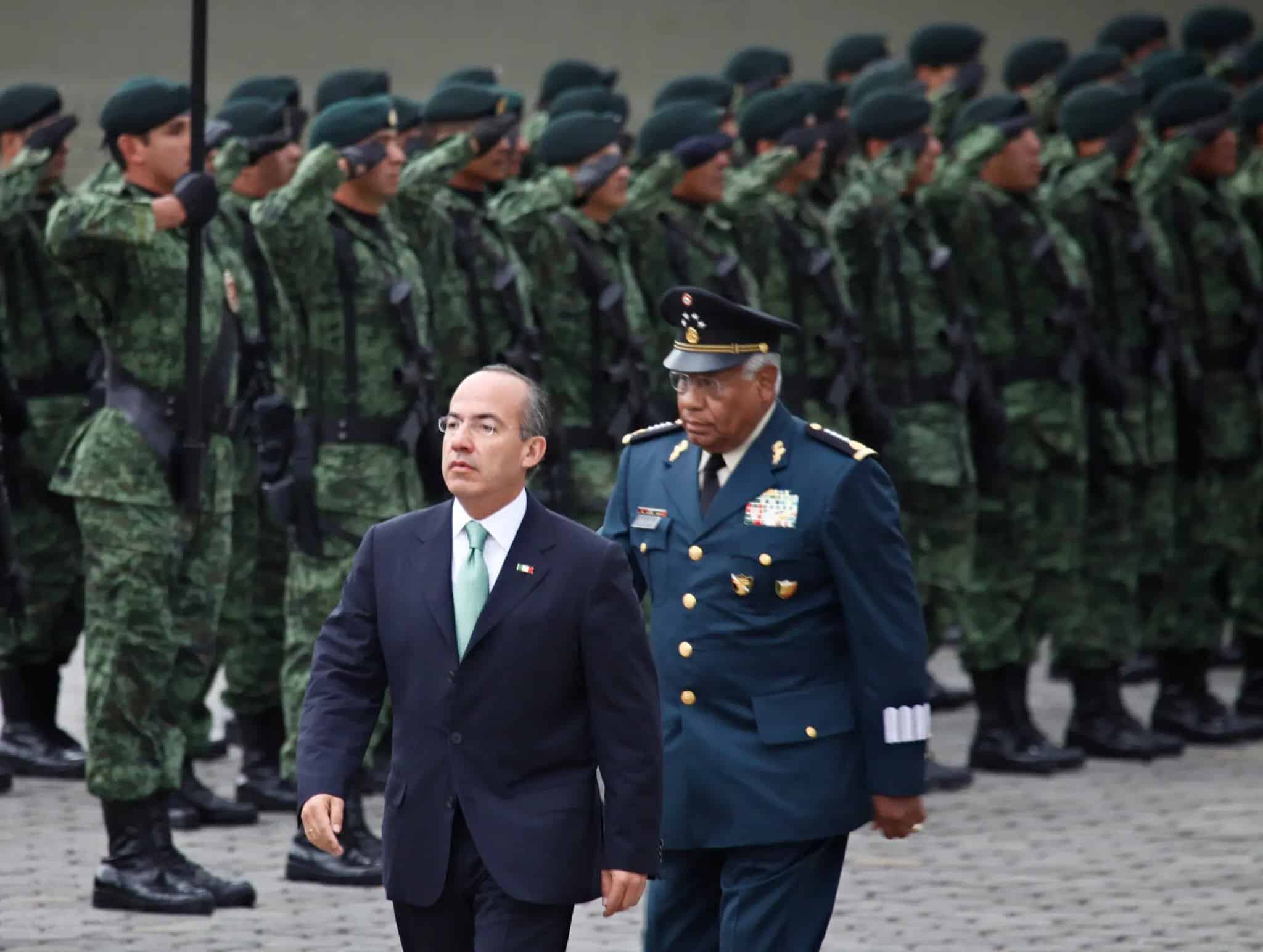 El presidente Felipe Calderón y su secretario de Defensa, Guillermo Galván Galván, en 2009.Credit...Dario Lopez-Mills/Associated Press

